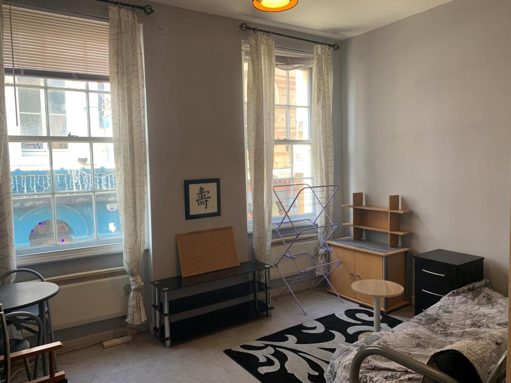Lot: 86 - STUDIO APARTMENT IN POPULAR LOCATION -